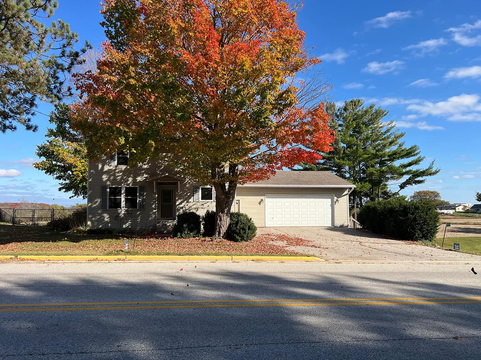 3 bed, 2.5 bath, 2180 sqft, $2,200 — Photo 2