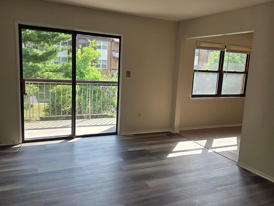 Spacious Great room with balcony