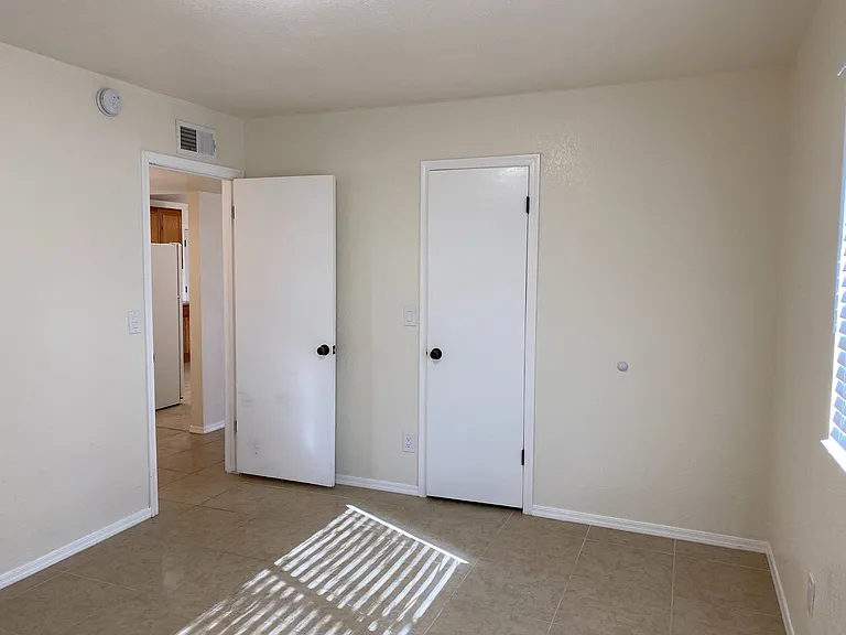 2737 Lillie Ave — Photo 6