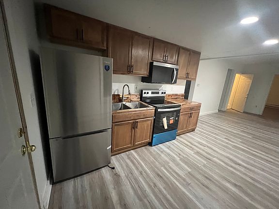 3rd image of 814 Sherburne Ave #2