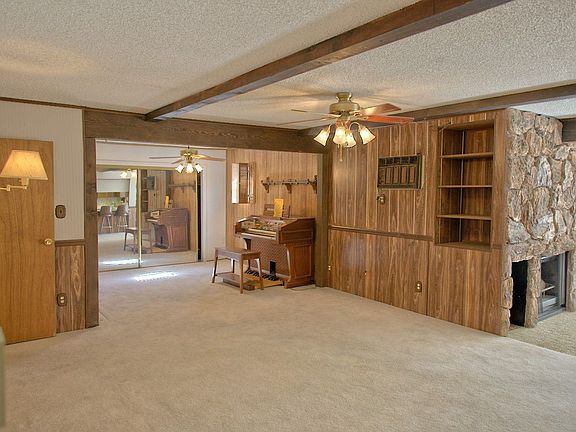 Great Room w/ Fireplace
