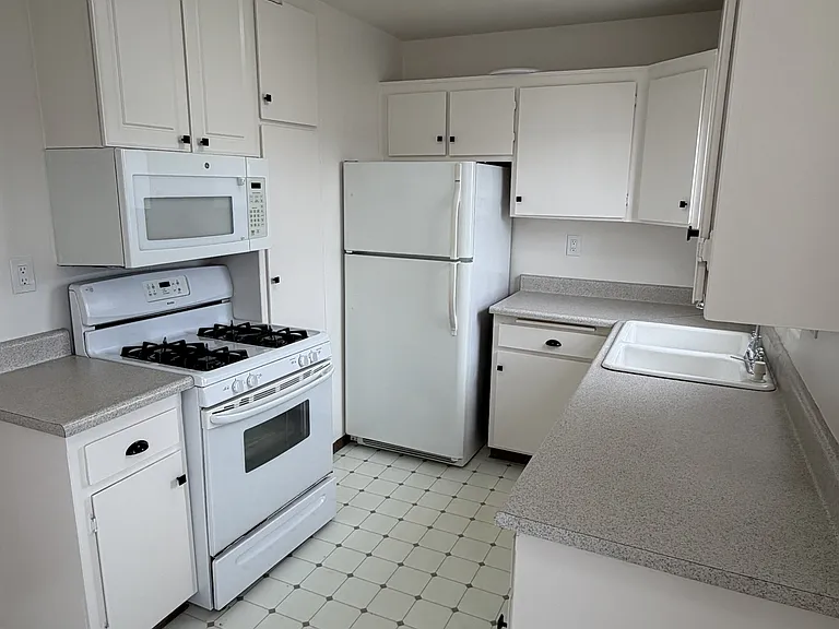 4870 Niagara Ave — Photo 1