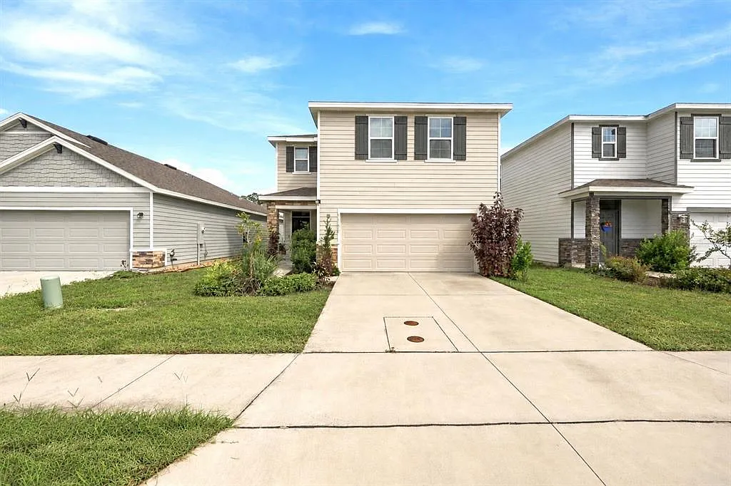 4 bed, 2.5 bath, 2190 sqft, $2,600 — Photo 1