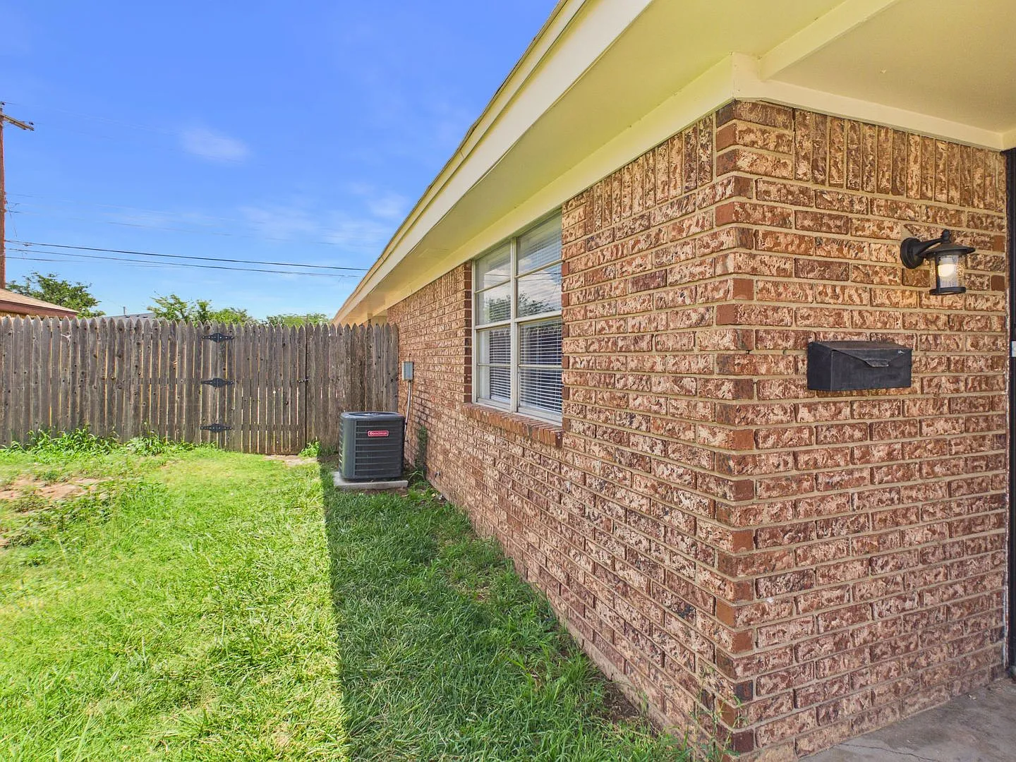 Cute 2 bed 1 bath you don't want to miss! — Photo 2