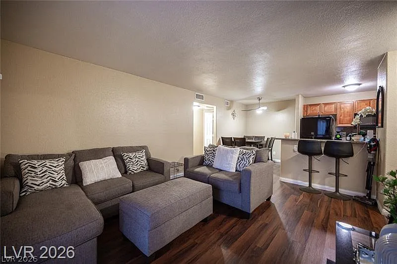 2 bed, 1.5 bath, 891 sqft, $1,250 — Photo 3