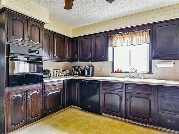 3rd image of 3855 Edinburgh Dr