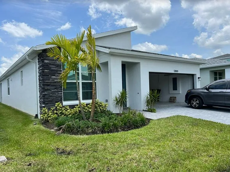 12800 SW Eleanor Dr — Photo 2