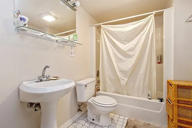 Ashland 2422 - bathroom1_03282017