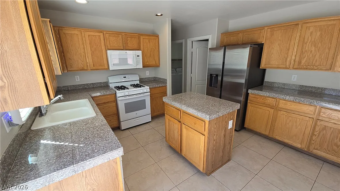 3 bed, 2.5 bath, 1644 sqft, $1,895 — Photo 4