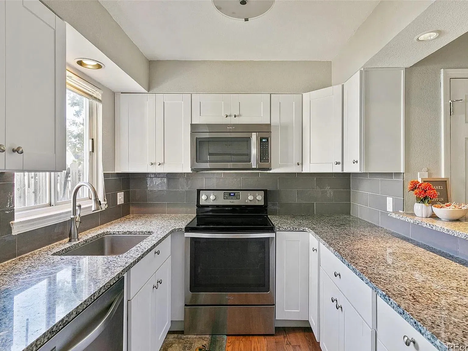 2 bed, 1036 sqft, $2,850 — Photo 2