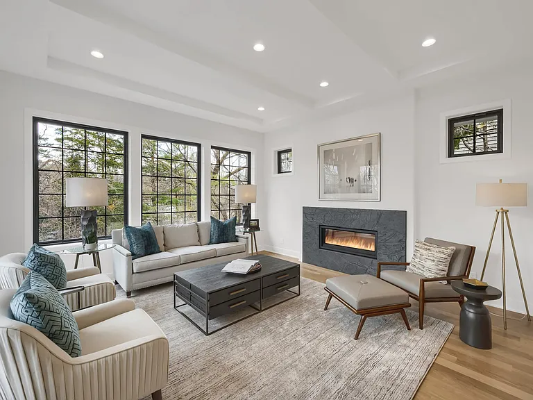 Great Room w Fireplace