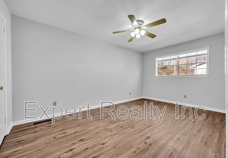 822 Linbard Ln — Photo 9