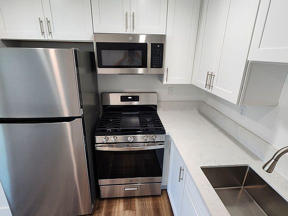 3rd image of 988 El Camino Dr #203