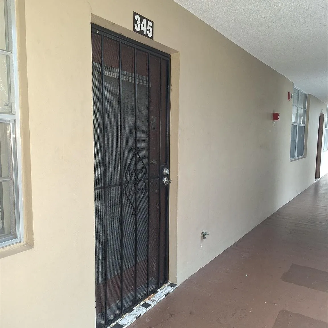 1 bed, 1.0 bath, 705 sqft, $1,295 — Photo 2