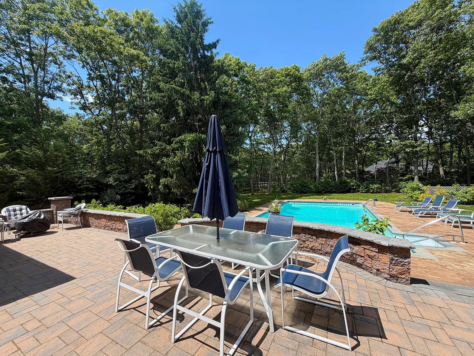 Location, Location & Summer Relaxation — Photo 2