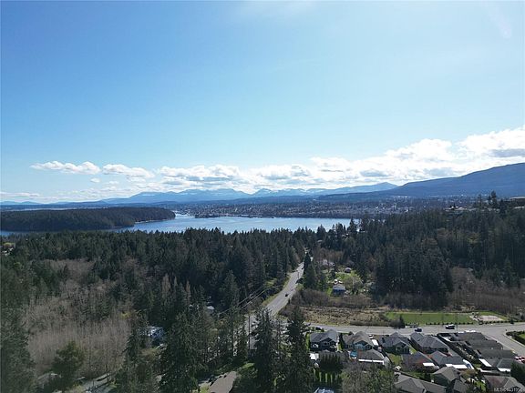 3rd image of 163 Golden Oaks Cres