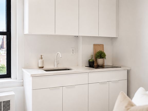 2nd image of 166 W 75th St APT 1005