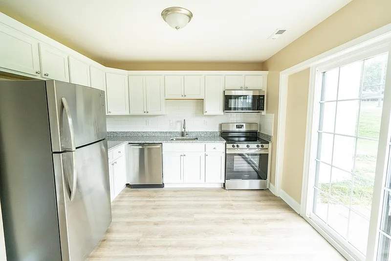 3 bed, 1.5 bath, 865 sqft, $2,781 — Photo 4