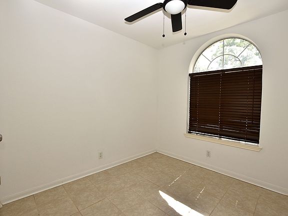 5th image of 240 Briarstone Dr
