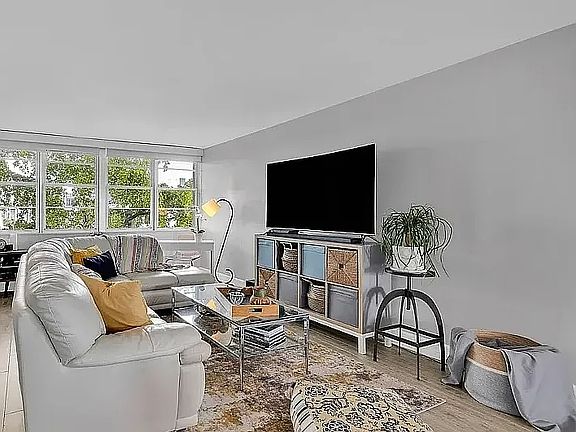 4th image of 1459 30th Ave #203