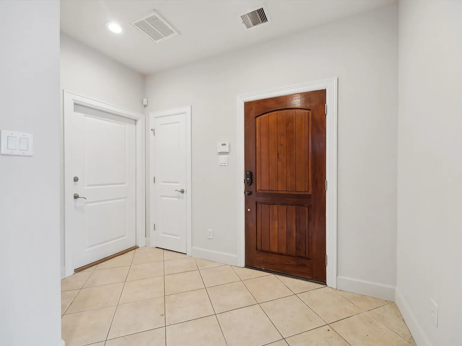 3 bed, 3.0 bath, 1988 sqft, $3,000 — Photo 3