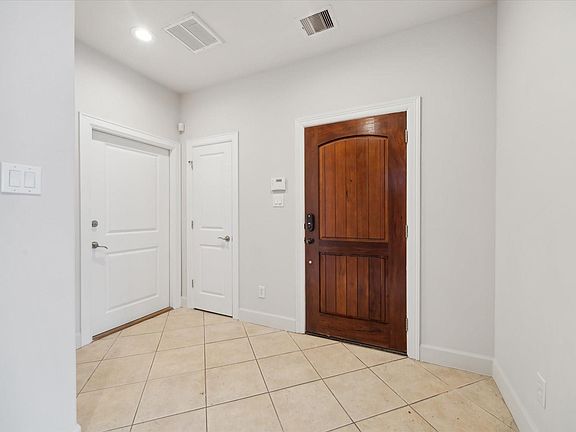 3rd image of 3041 Clinton Dr