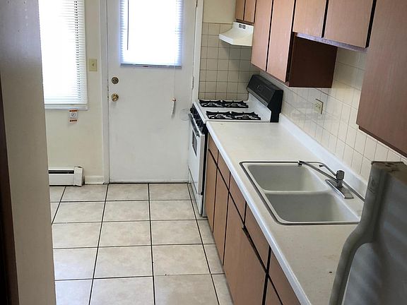 2nd image of 1635 Sunset Ave APT 4