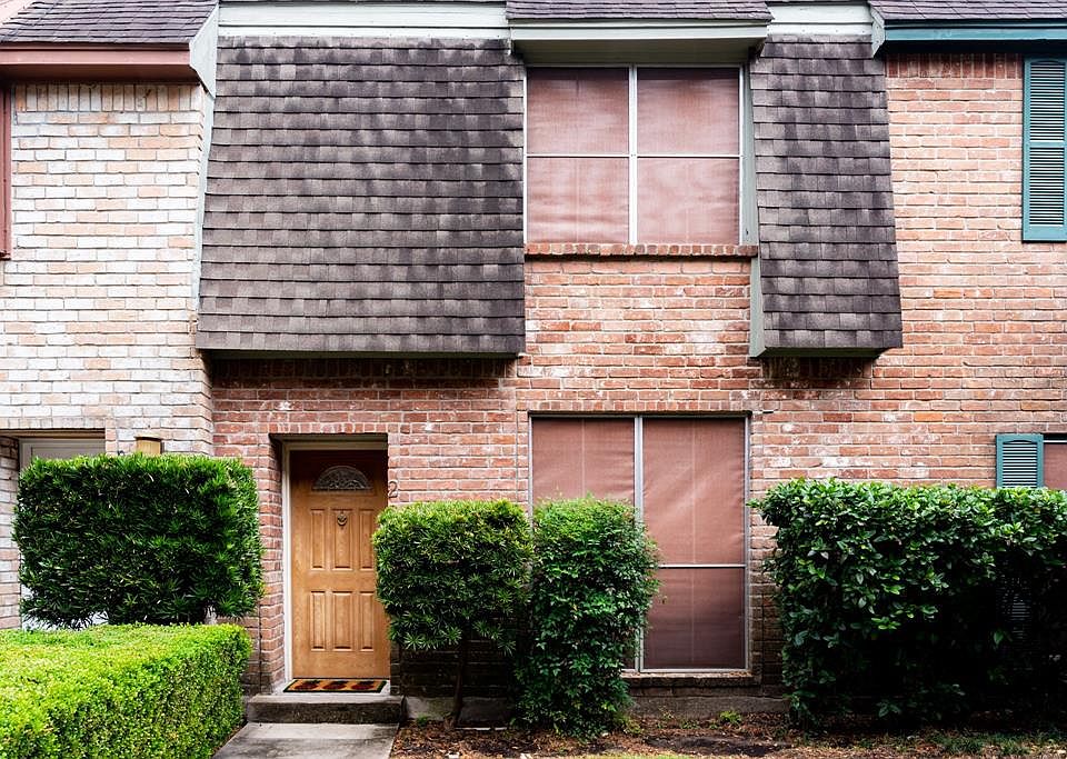 This unit is located in a nice quiet courtyard in the complex.