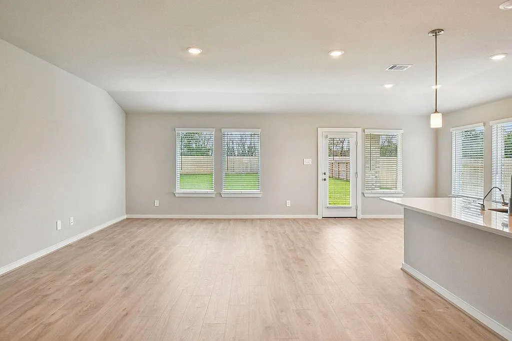 4 bed, 3.0 bath, 2200 sqft, $2,300 — Photo 3