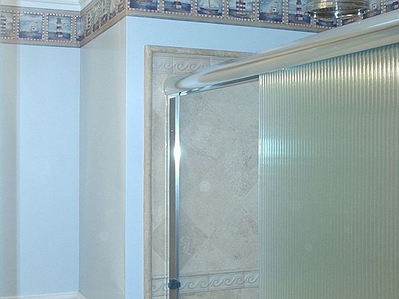 main bath w/ travertine tile in tub surround and floor