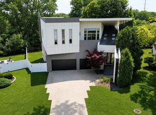 220 Astor Pl, Northbrook, IL 60062