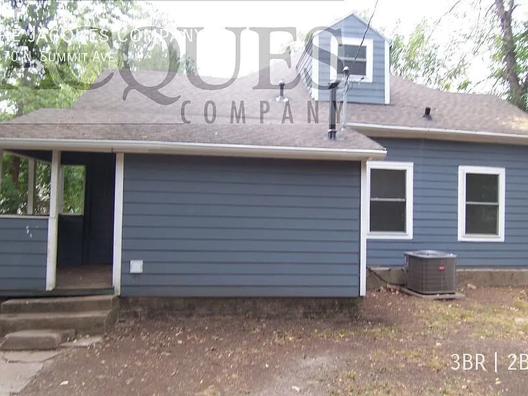 1470 N Summit Ave — Photo 2