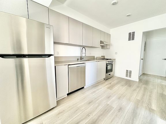 4th image of 318 S Mariposa Ave #3A