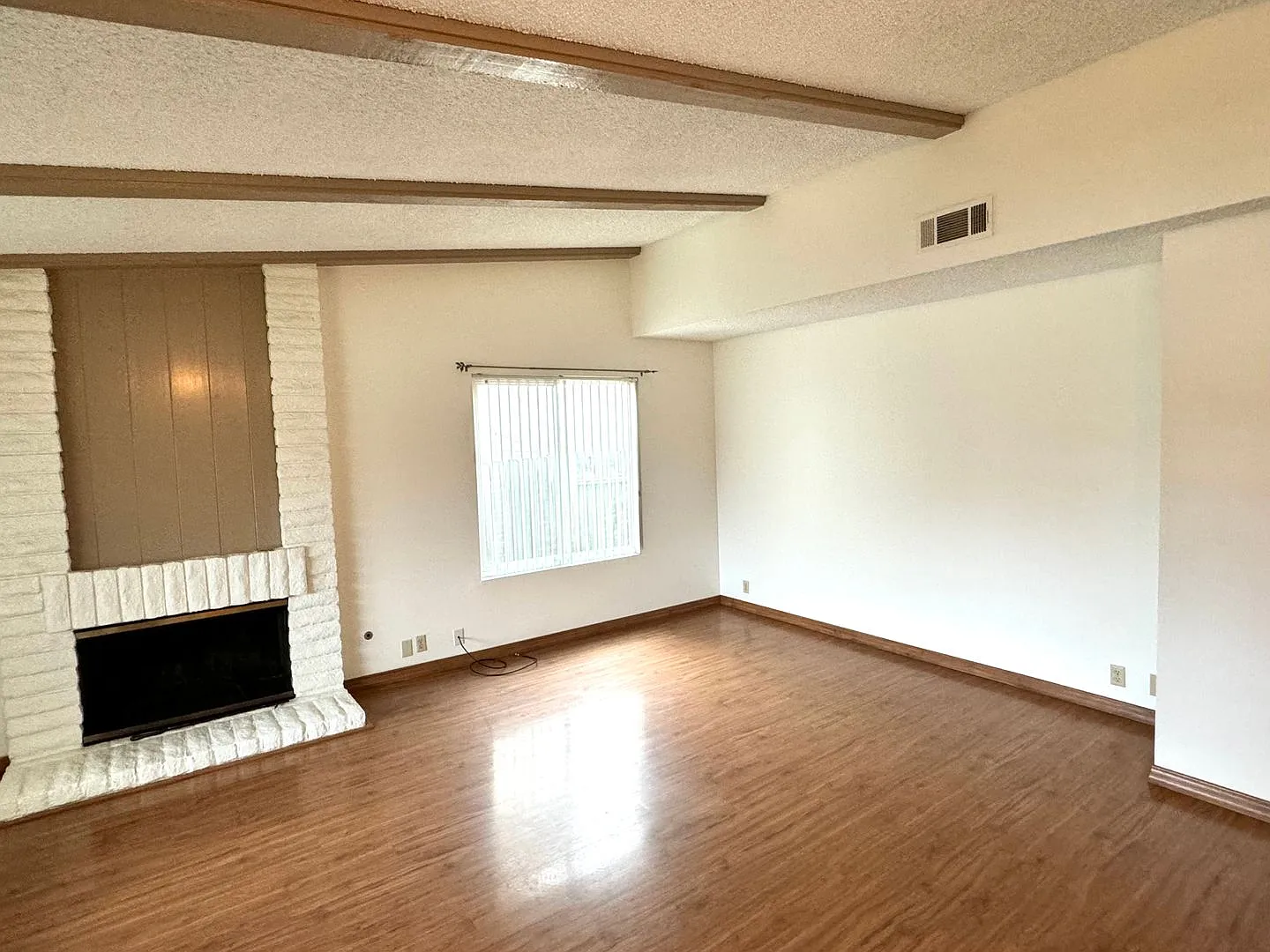 Spacious Single Story Upgraded Home — Photo 4