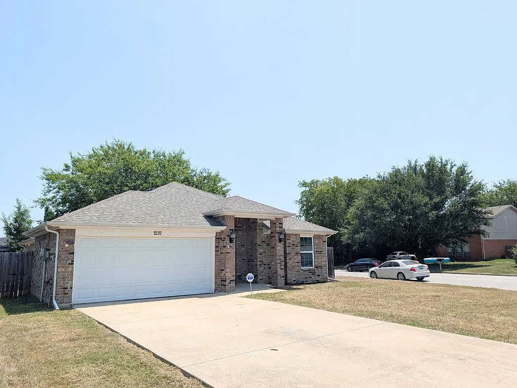 7237 Autumn Run Dr. Forest Hill, TX 76140 — Photo 2