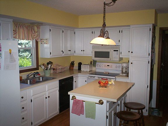 4th image of 6840 W 96th St