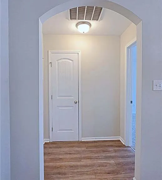 204 Feathers Ln — Photo 16