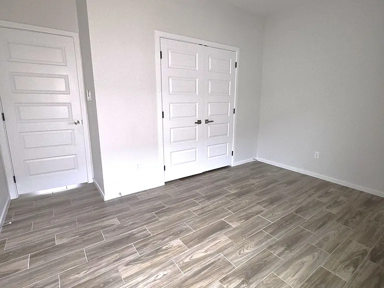 913 N Clarence Ave — Photo 12