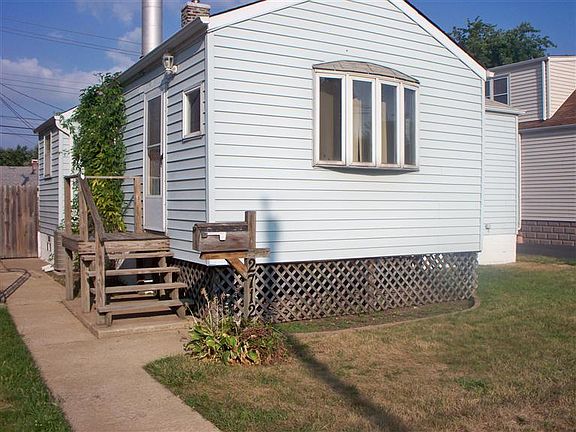 2nd image of 2712 Schrage Ave