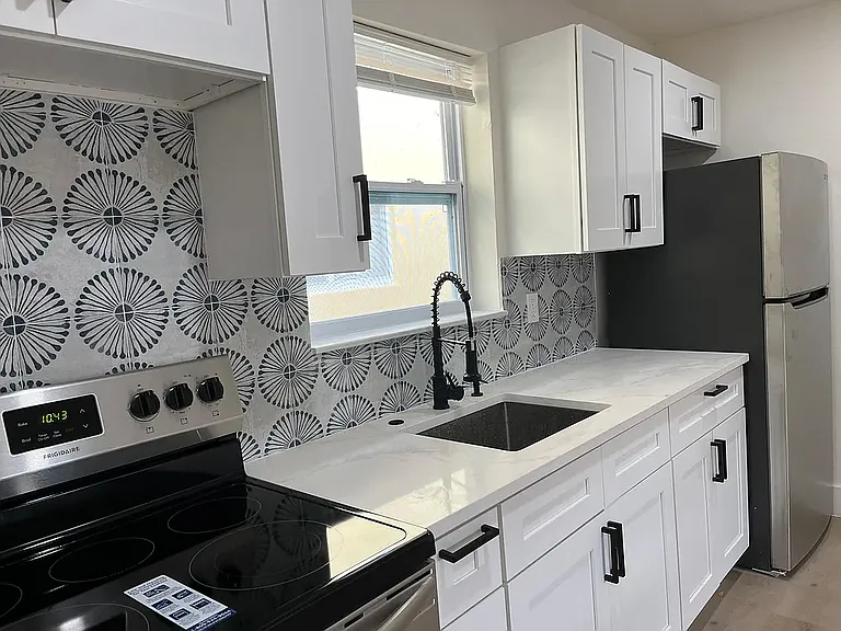 1720 N 17th Ave #7 — Photo 2