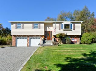 13 Park Ter, Valley Cottage, NY 10989