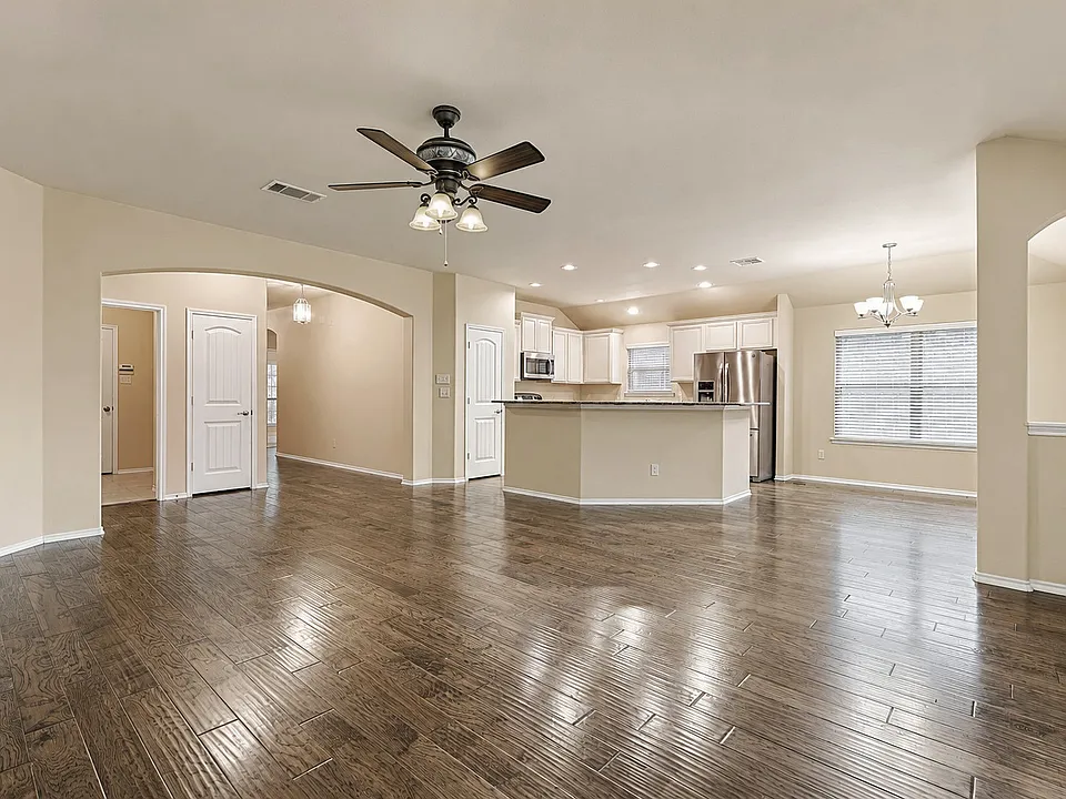 2805 Leslie Ln