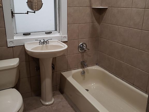 4th image of 2910 Otis Ave #1
