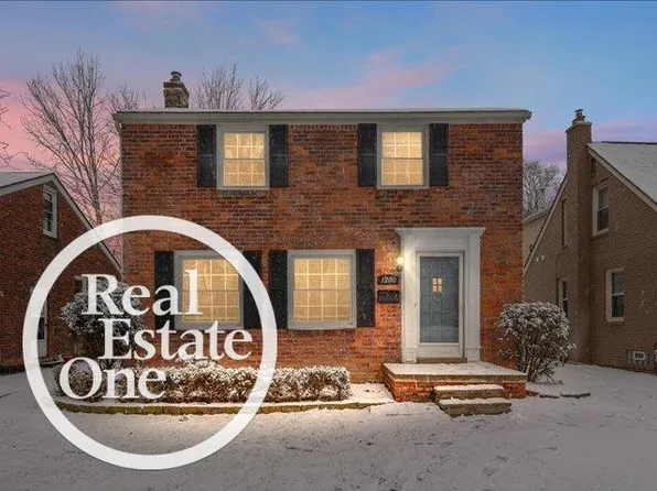 1200 Roslyn Rd, Grosse Pointe Woods, MI 48236