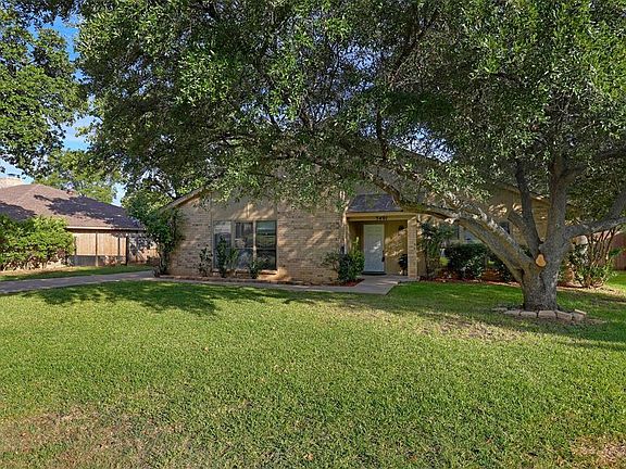 3rd image of 5401 Oak Springs Dr