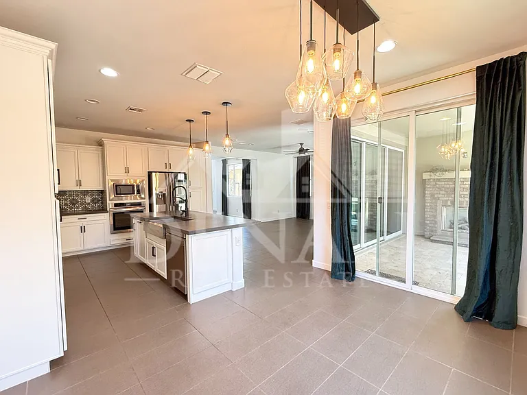 1729 W Myrna Ln — Photo 11