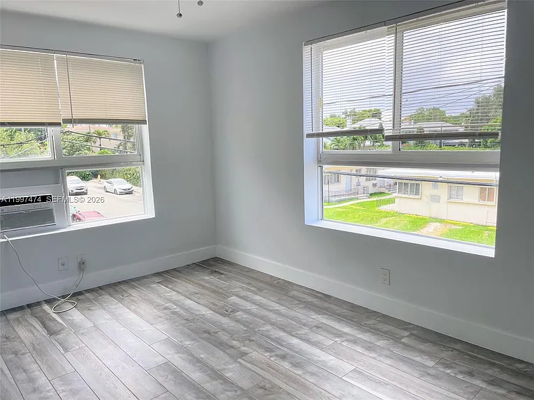1036 SW 5th St #8 — Photo 1
