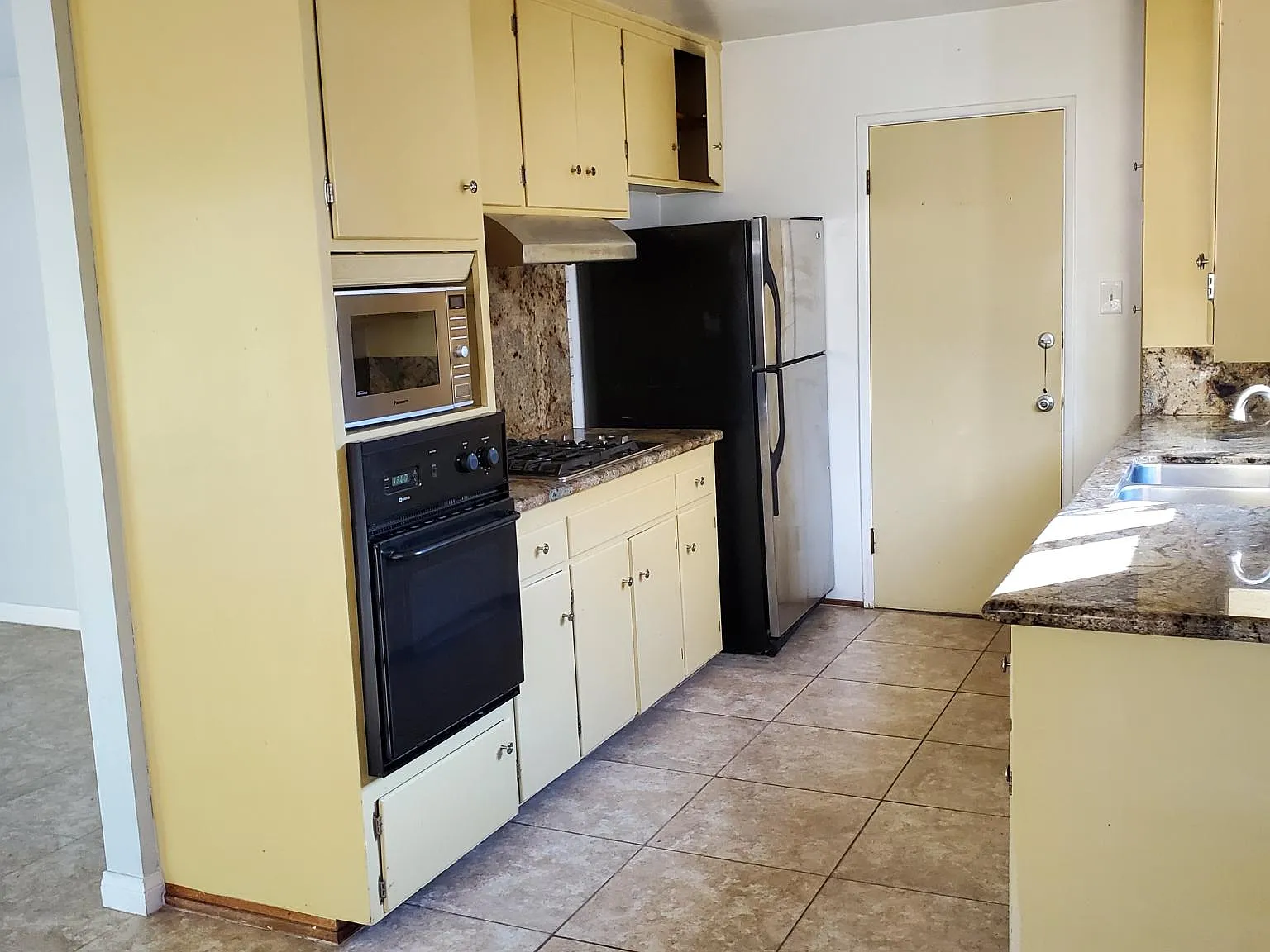 4 bed, 1347 sqft, $5,100 — Photo 2