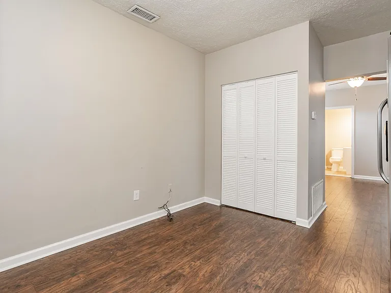 1014 Schiller Ave — Photo 11
