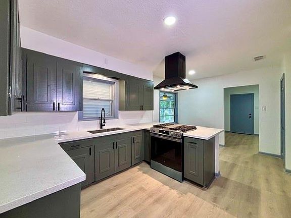 4th image of 2419 Meadow Ln